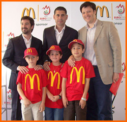 Adrián, David y Javier con Fernando Hierro y dos directivos de McDonald's España